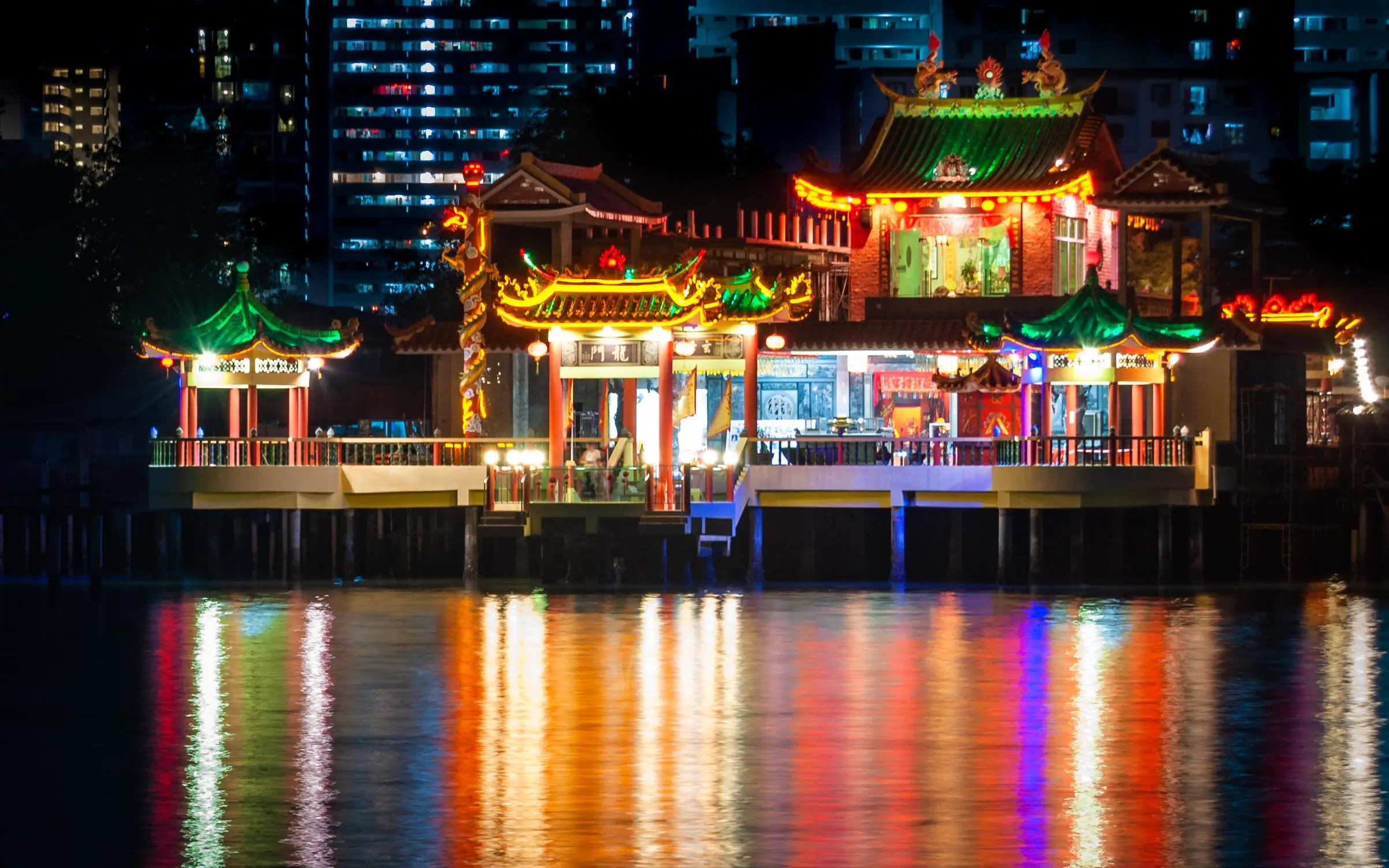 Hean Boo Thean Kuan Yin Temple, Penang, Malaysia. [OC] [2405x1503]