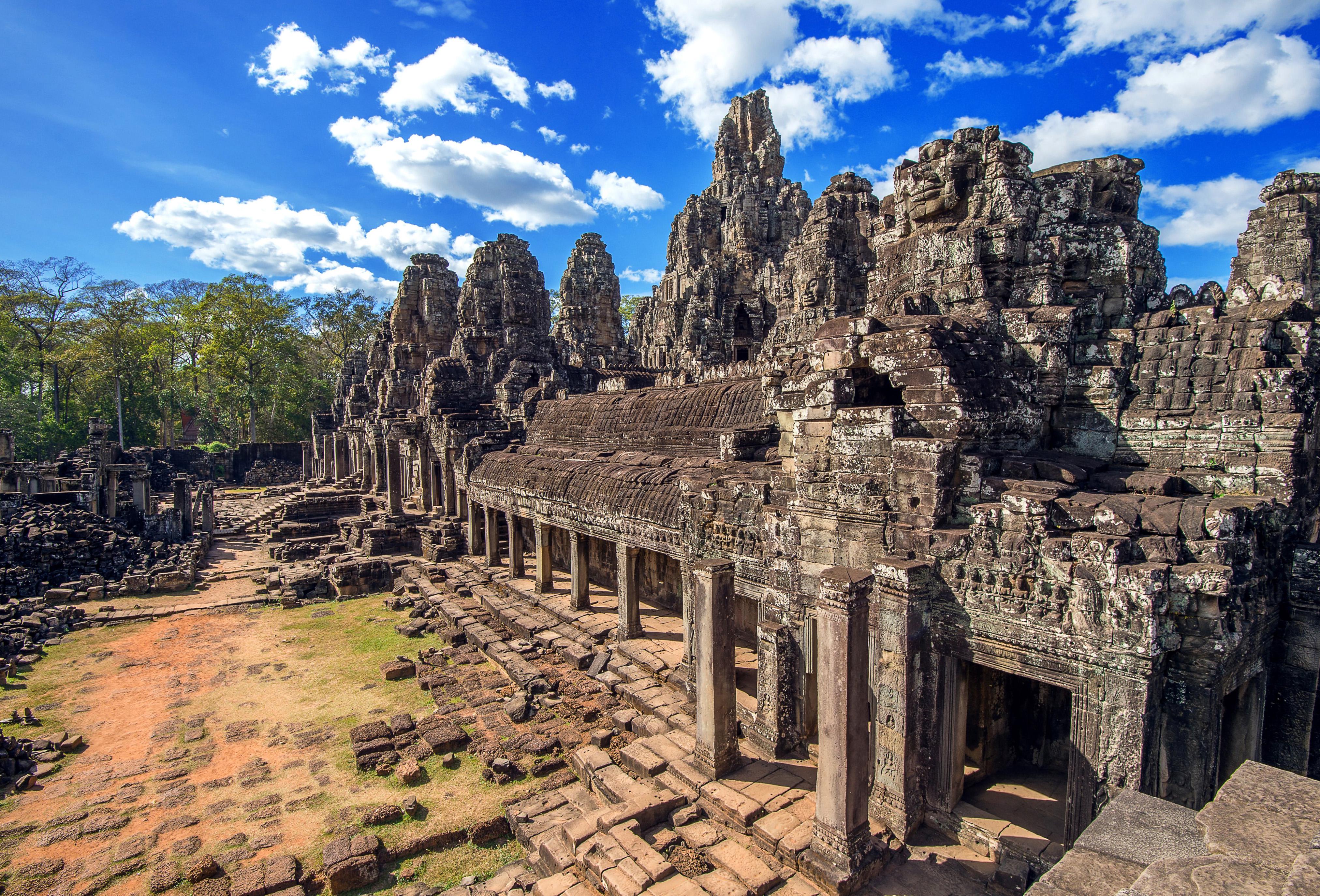 Outer gallery at the Bayon temple complex. Cambodia, Khmer Empire, 12th-13th century [4050x2750]