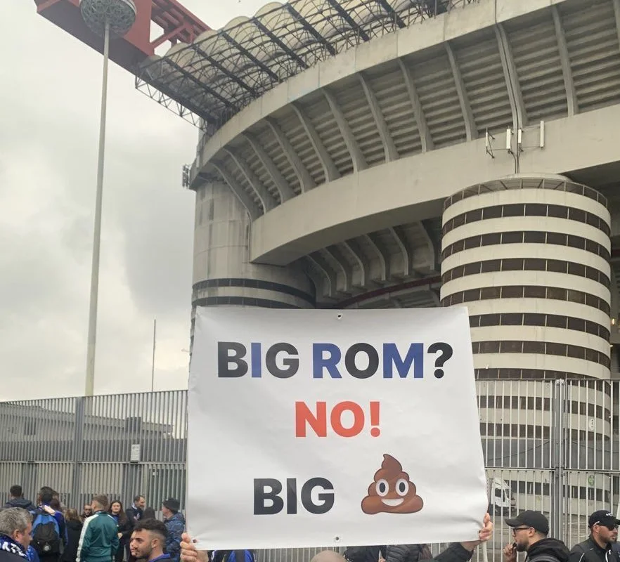 Inter Milan fan sign against Romelu Lukaku